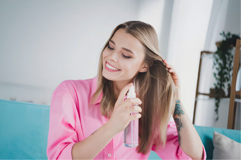 مراقبت از مو هنگام استفاده از سشوار و اتو با اسپری حرارتی