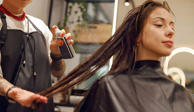 استفاده از اسپری محافظ حرارتی روی مو قبل از سشوار