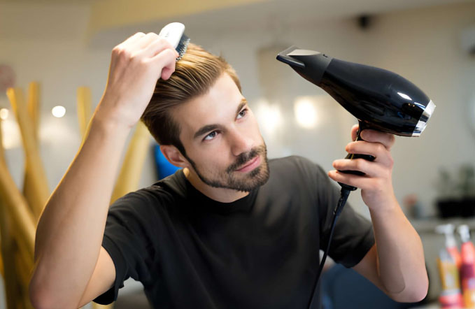 روش صحیح سشوار کشیدن مو با تقسیم دسته‌های مو و استفاده از برس مناسب