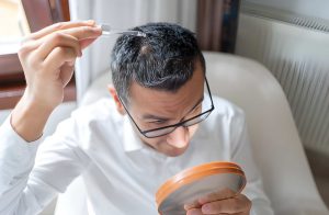 جلوگیری از ریزش مو با روشهای خانگی و طبیعی برای تقویت ریشه مو