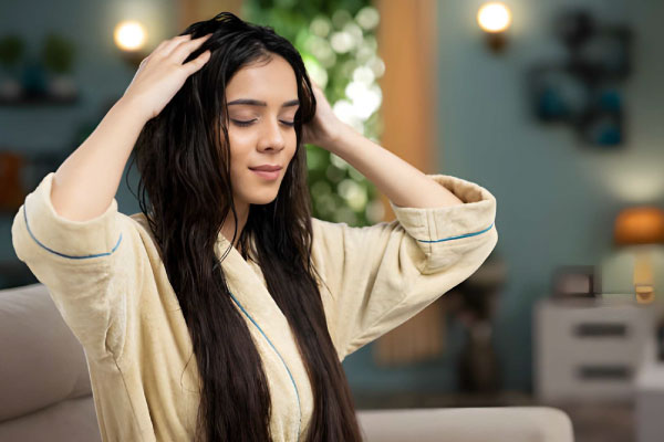 ماساژ پوست سر با روغن گیاهی برای جلوگیری از ریزش مو و تقویت فولیکول