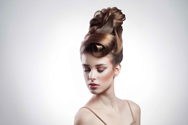 شینیون مجسمهای برای مراسم و فشنشو با طراحی ساختاری و اغراقآمیز