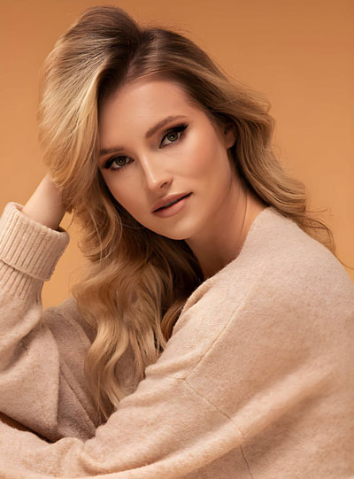 مدل مو با فرق کج عمیق مناسب برای افزایش حجم سر و فرمدهی صورت