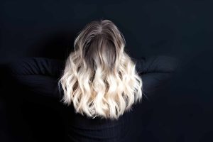 بالیاژ به دلیل محو بودن مرز رنگ، انتخاب ایمن‌تری برای موهای تیره