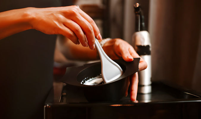 ابزار حرفه‌ای رنگ مو شامل کاسه و قلم‌مو
