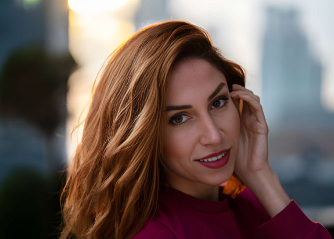 رنگ مو کاراملی ترند با جلوه گرم و طبیعی روی مو